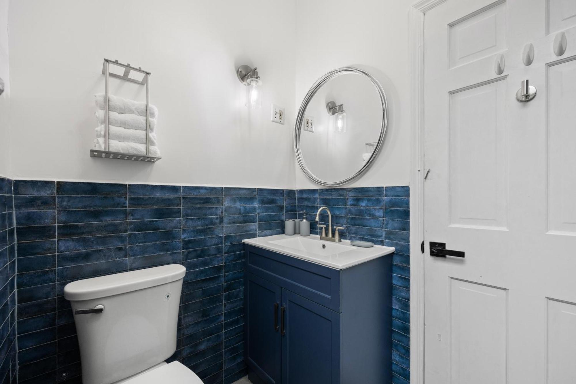 1 Min To Subway, King Bed Luxurious Airy Space Patio At 