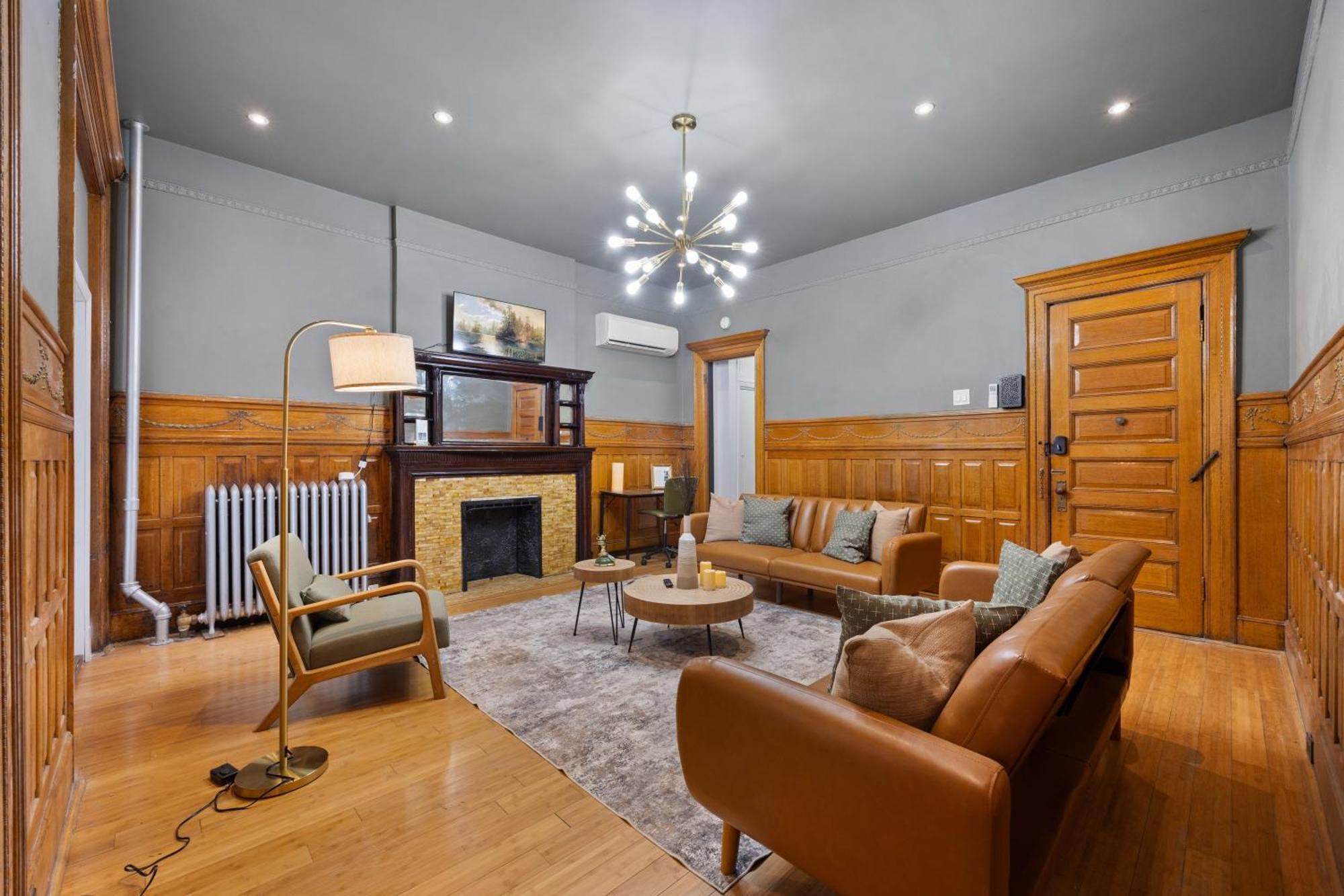 Apartment 1 Min To Subway, King Bed Luxurious Airy Space Patio At 