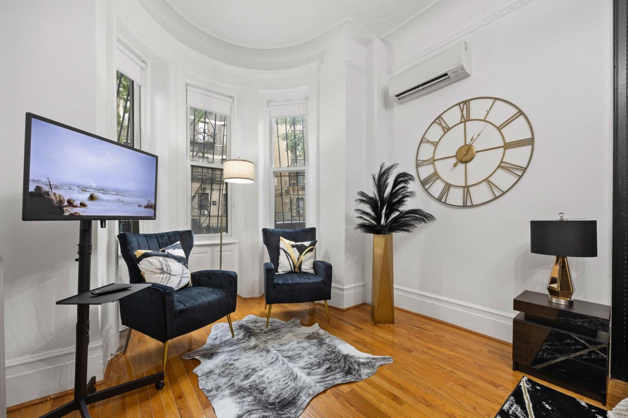 1 Min To Subway, King Bed Luxurious Airy Space Patio At 