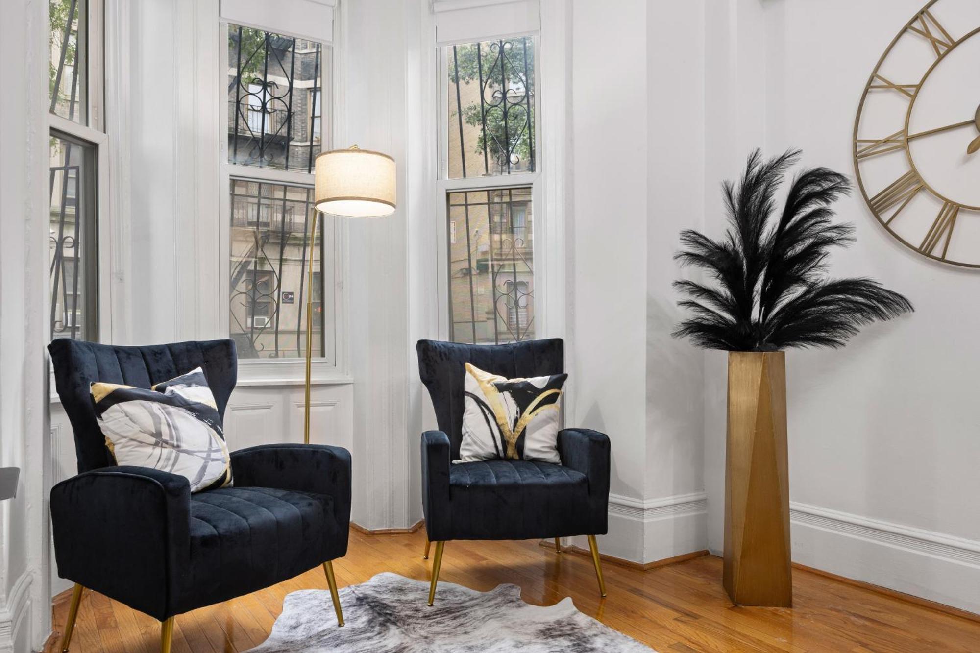 1 Min To Subway, King Bed Luxurious Airy Space Patio At 