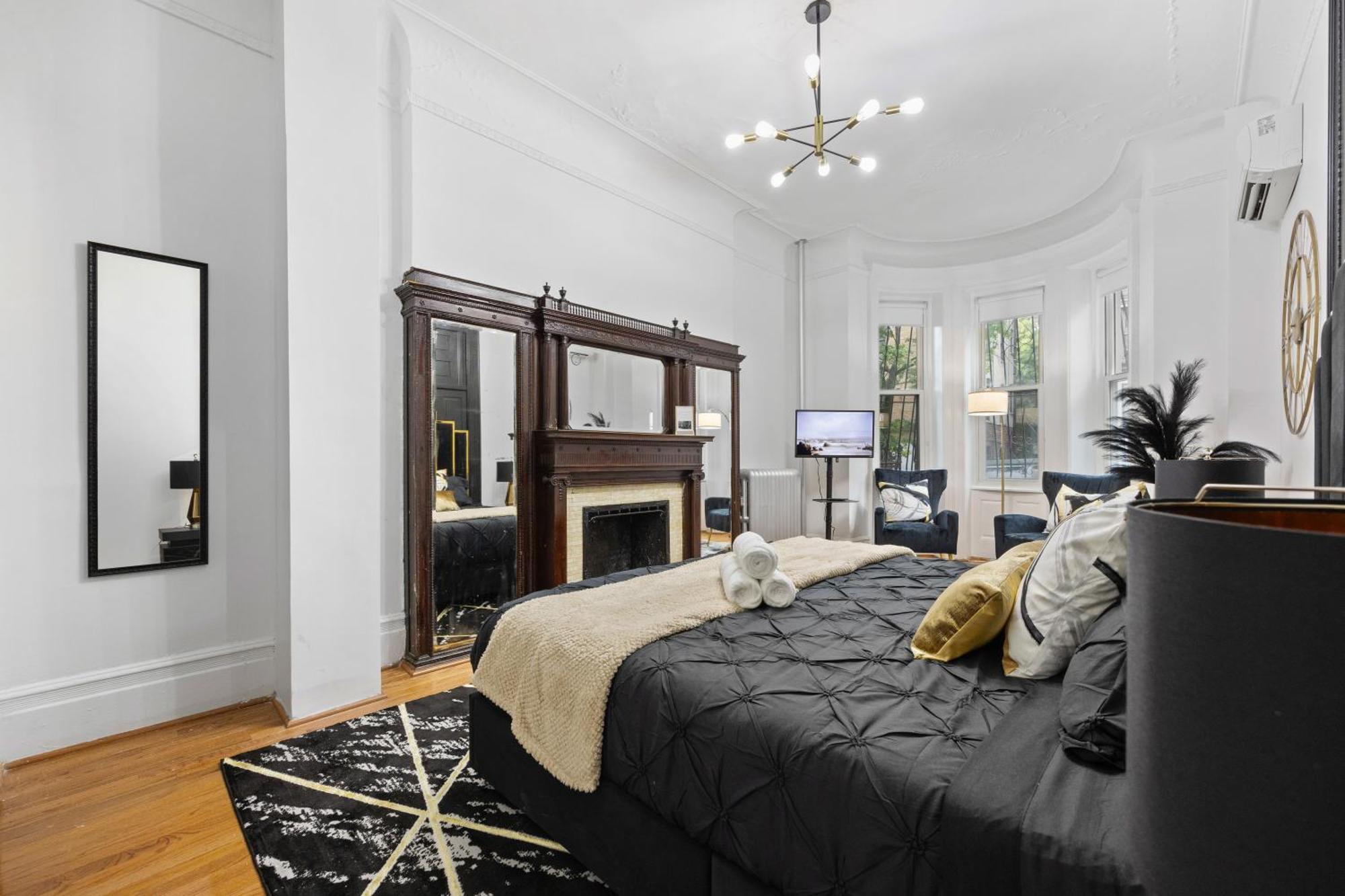 1 Min To Subway, King Bed Luxurious Airy Space Patio At 