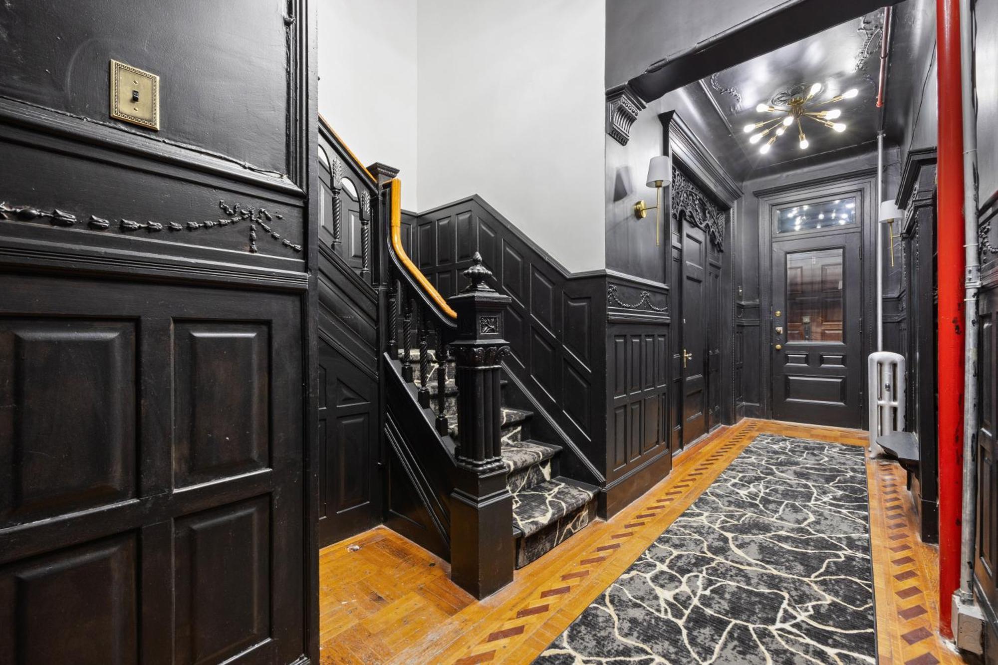 1 Min To Subway, King Bed Luxurious Airy Space Patio At 