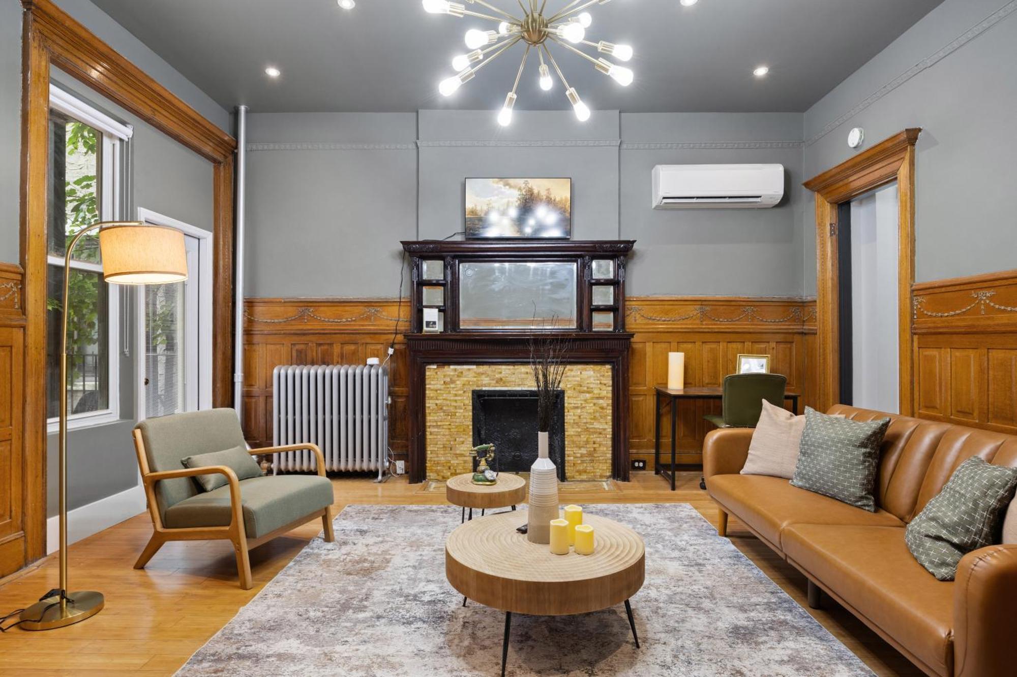 1 Min To Subway, King Bed Luxurious Airy Space Patio At 
