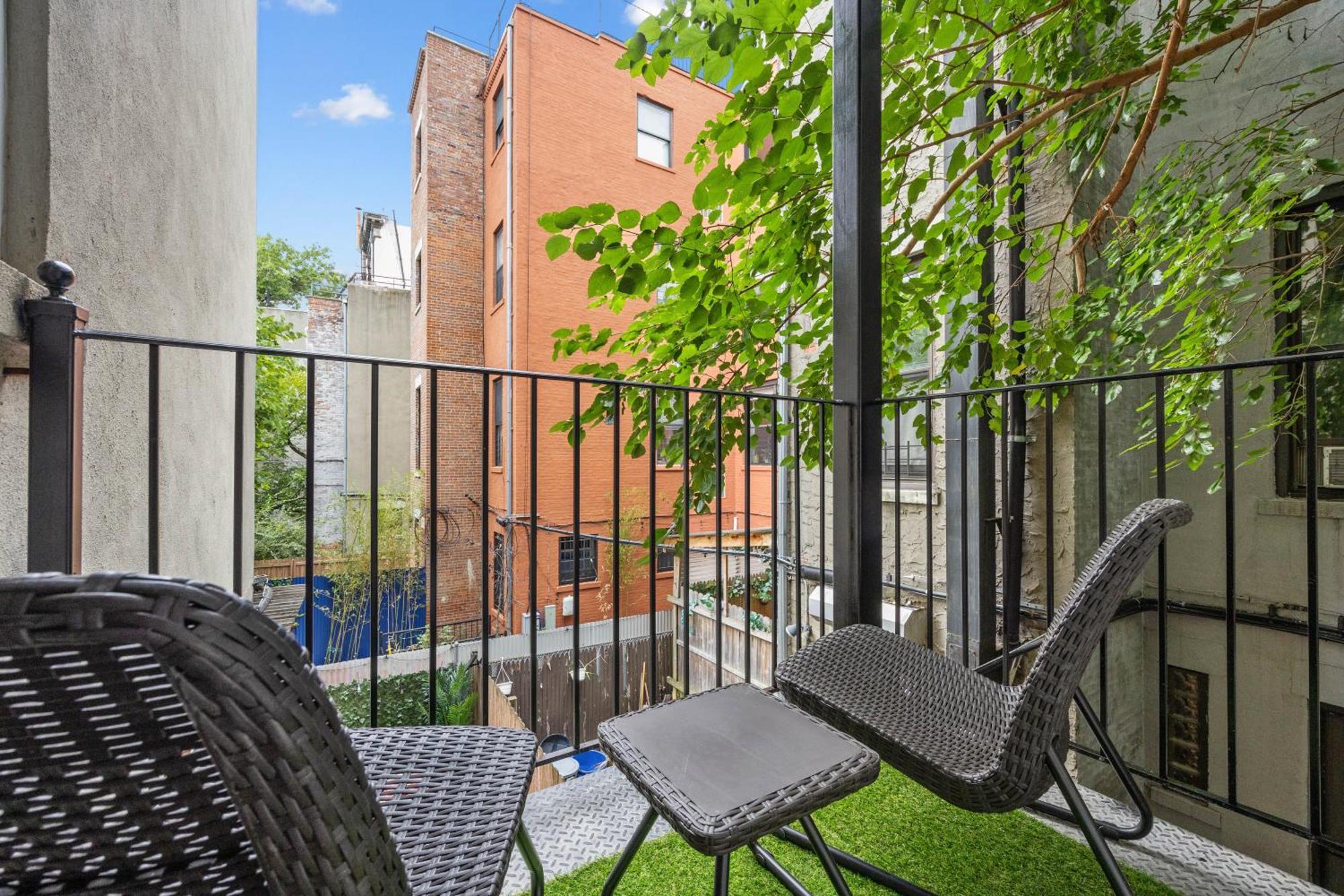Apartment 1 Min To Subway, King Bed Luxurious Airy Space Patio At 