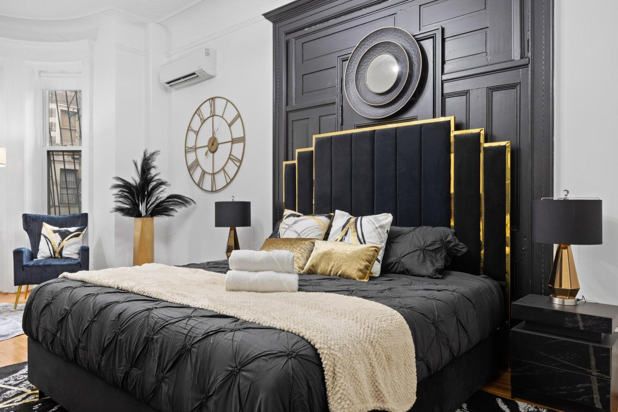 1 Min To Subway, King Bed Luxurious Airy Space Patio At 