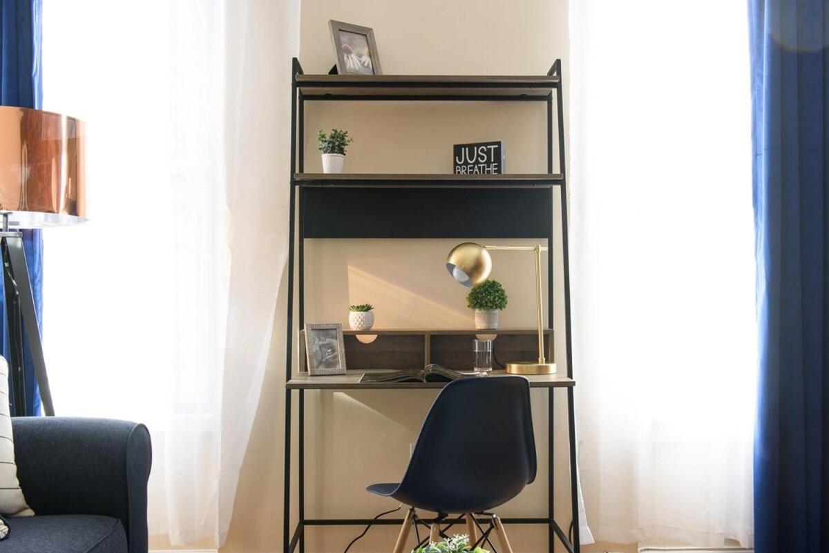 428-4r 2 Bedroom Newly Furnished Apartment