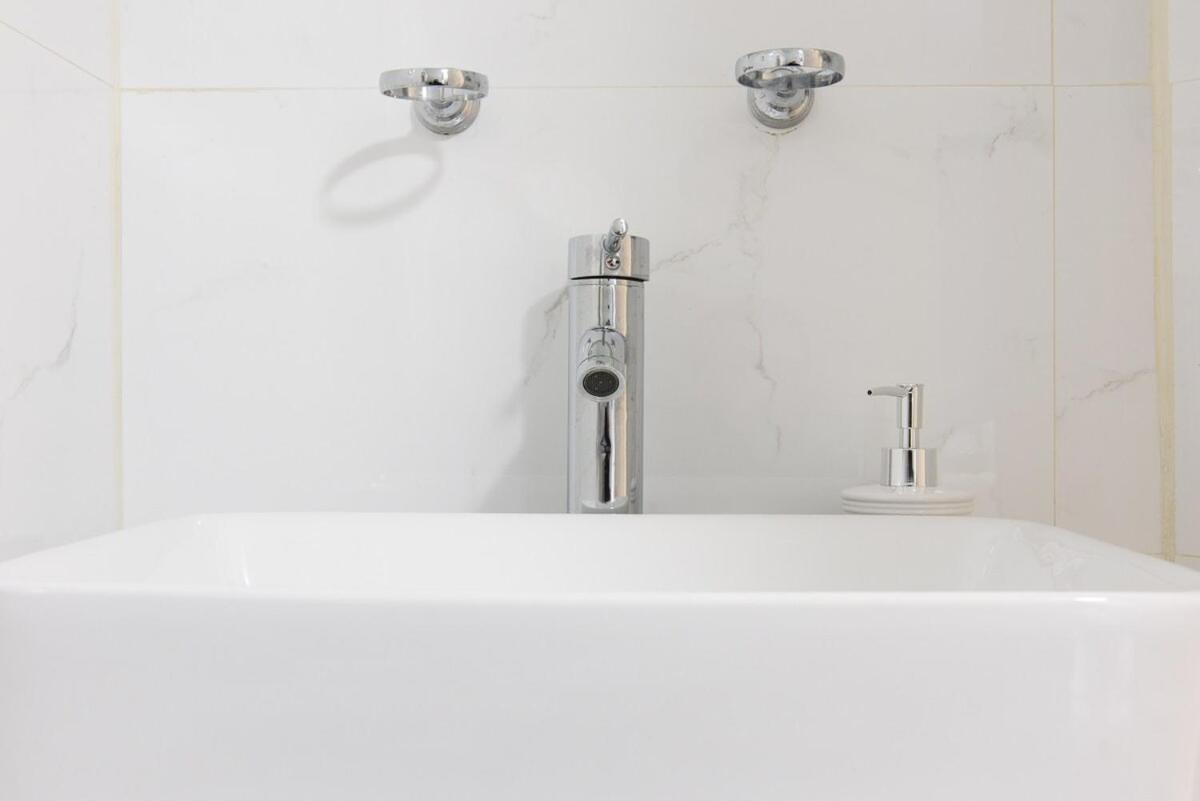 428-4r 2 Bedroom Newly Furnished Apartment *