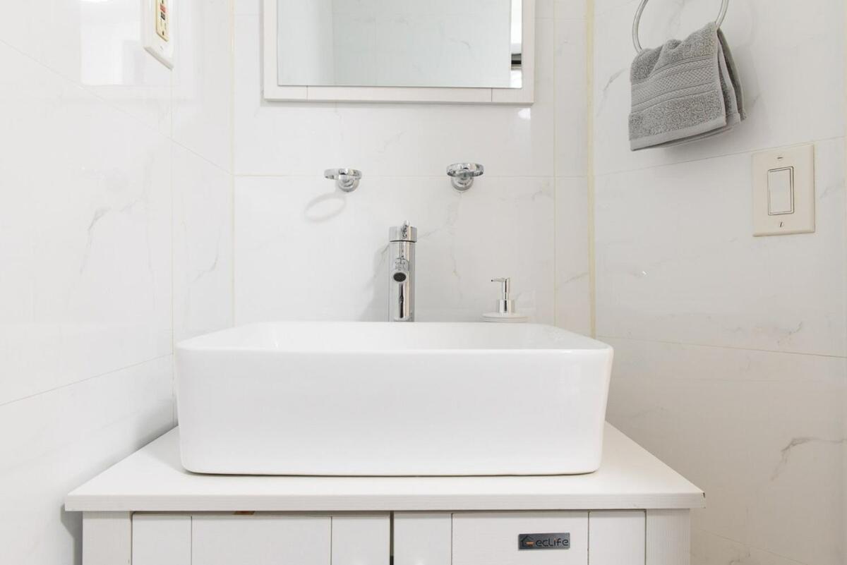 428-4r 2 Bedroom Newly Furnished