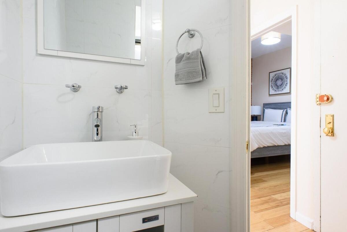 428-4r 2 Bedroom Newly Furnished Apartment *