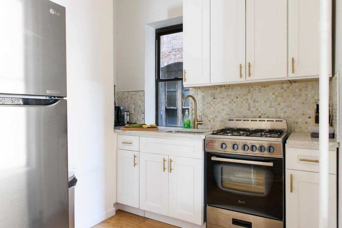 428-4r 2 Bedroom Newly Furnished *