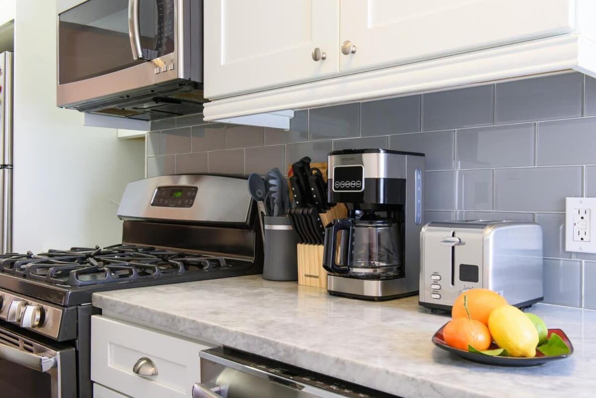 Apartment 39-3 Newly Renovated 3 Br *
