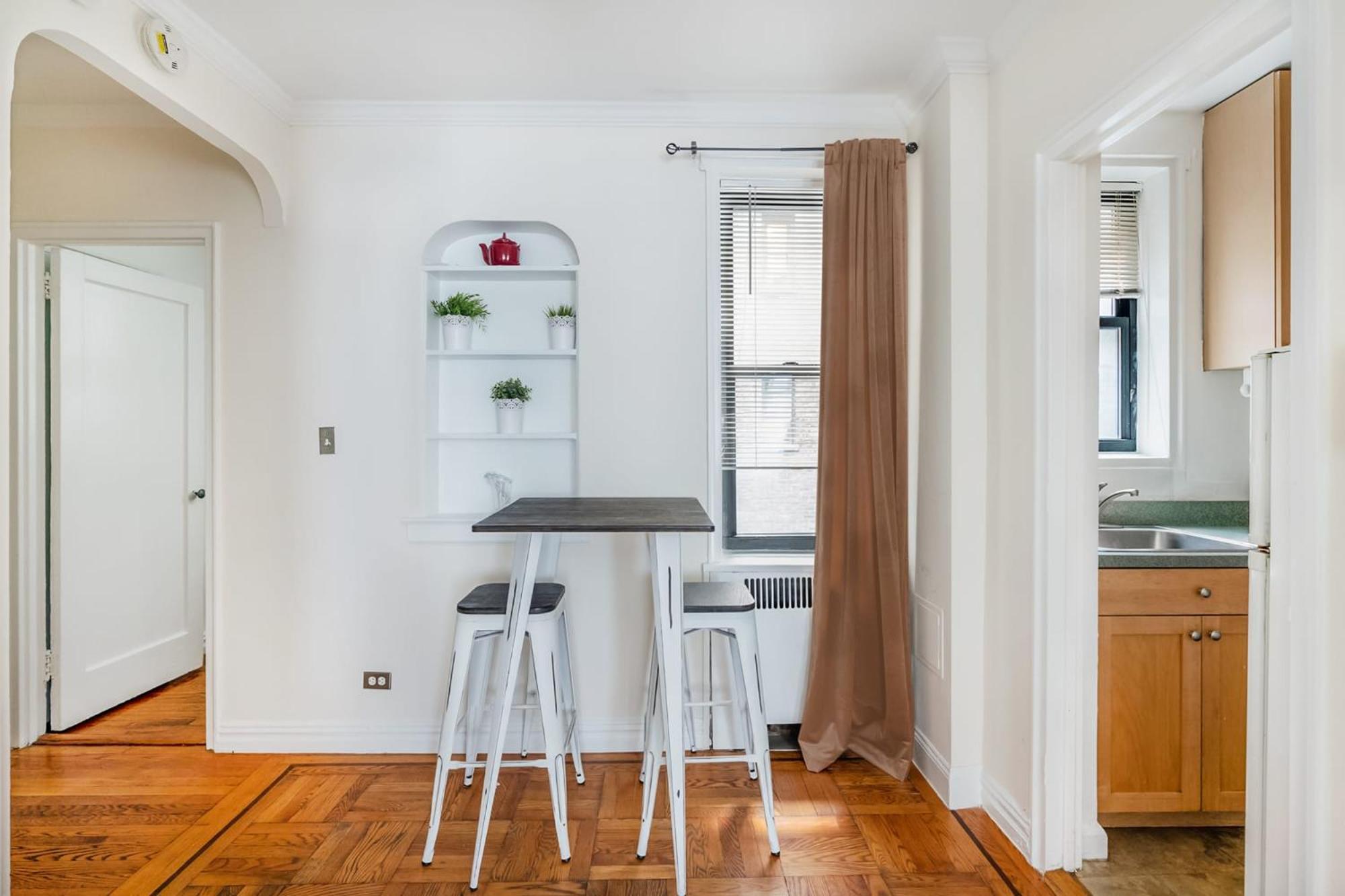 105-2c Xl Prime Location New York