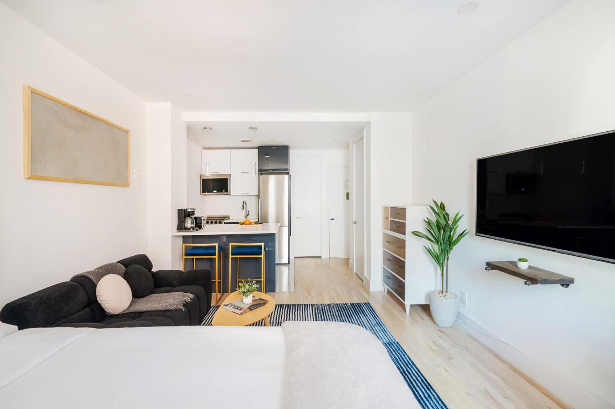 1597-14 New Renovated Rime Ues * New York