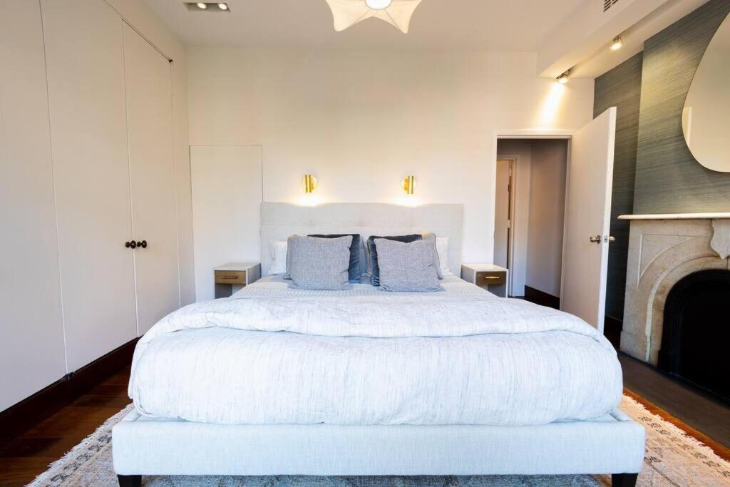Apartment 10-3 Designer East Village 3br Triplex Townhouse