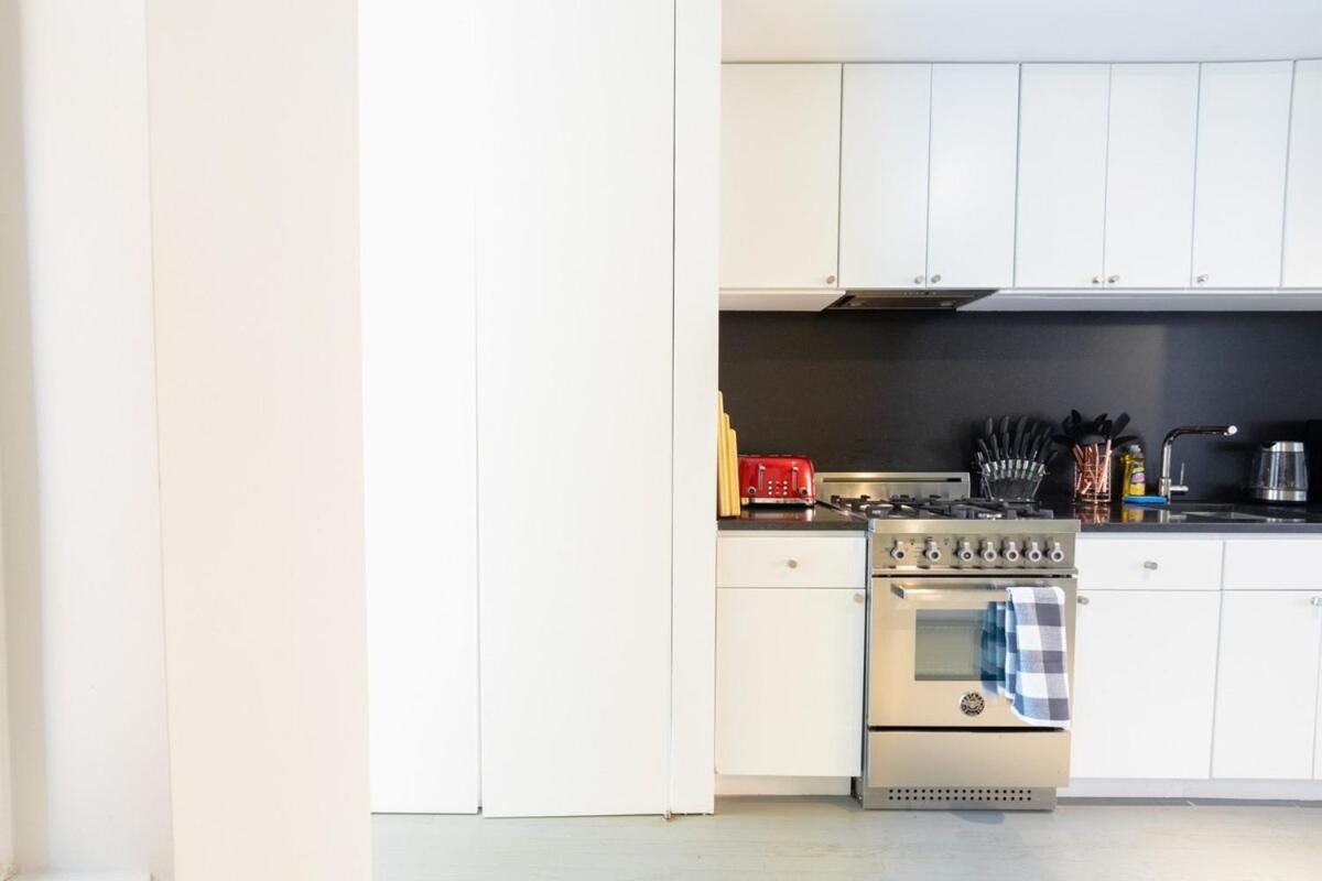 E10-2 Designer East Village Townhouse 1br Apartment *