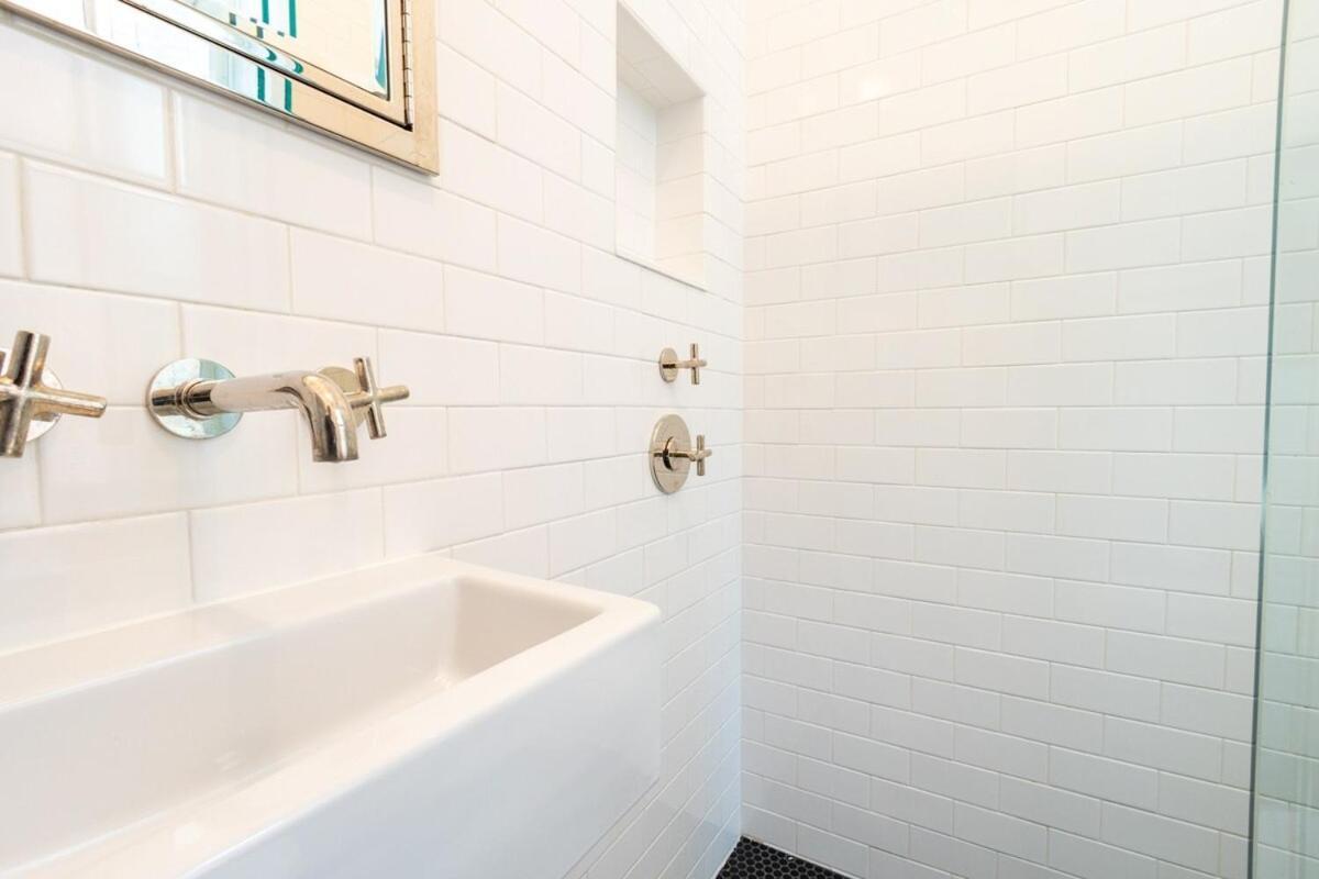 Apartment E10-2 Designer East Village Townhouse 1br *