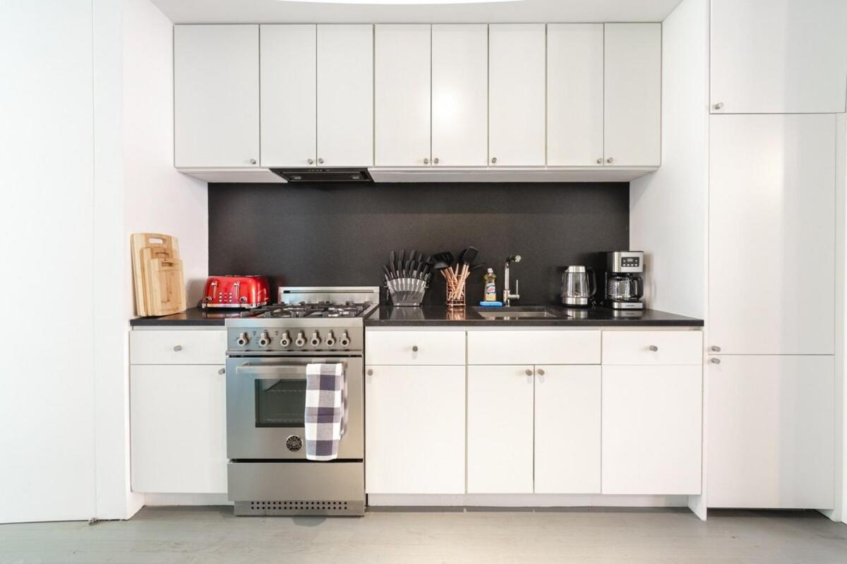 Apartment E10-2 Designer East Village Townhouse 1br