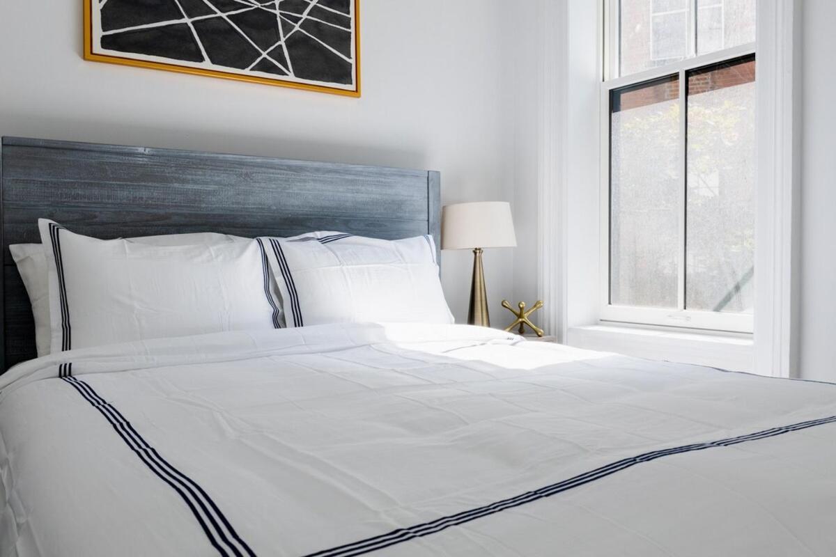 E10-2 Designer East Village Townhouse 1br *