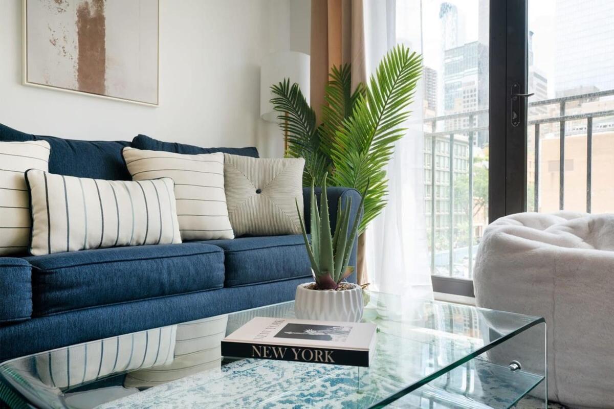 809-3a 1br Columbus Circle Elevator W&d