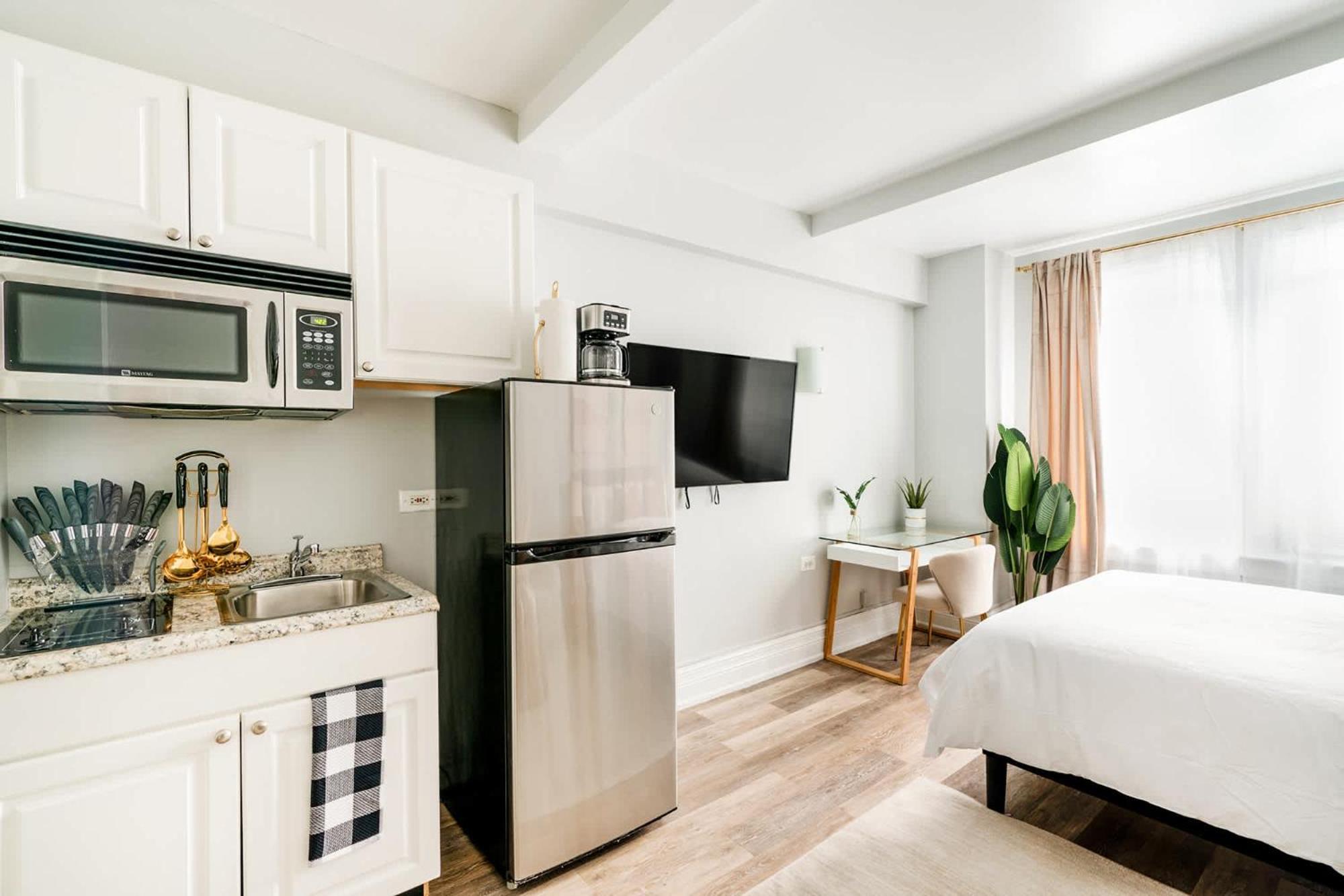 73-304 Newly Reno Uws Doorman Gym Laundry New York