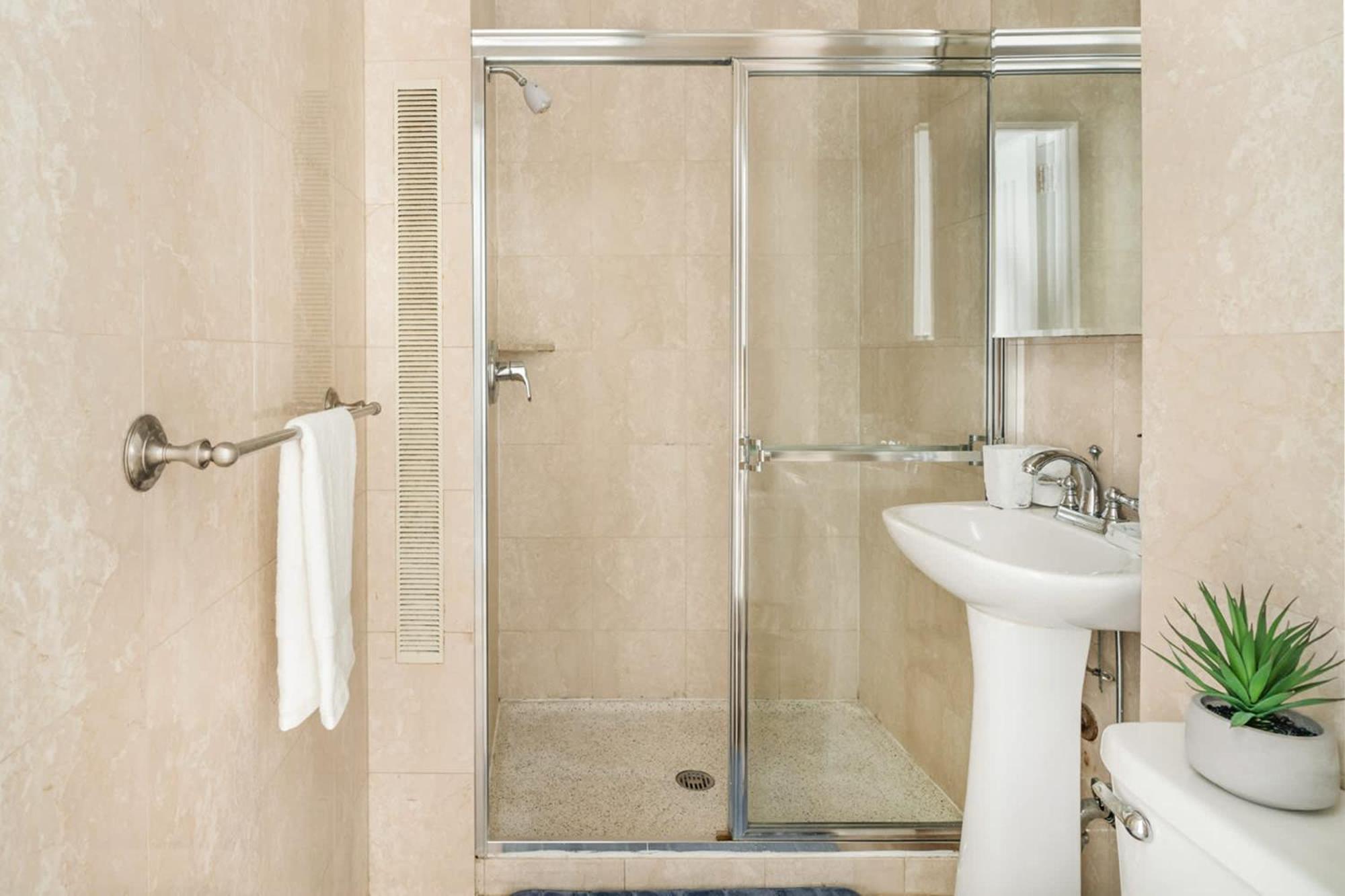 73-304 Newly Reno Uws Doorman Gym Laundry Apartment New York
