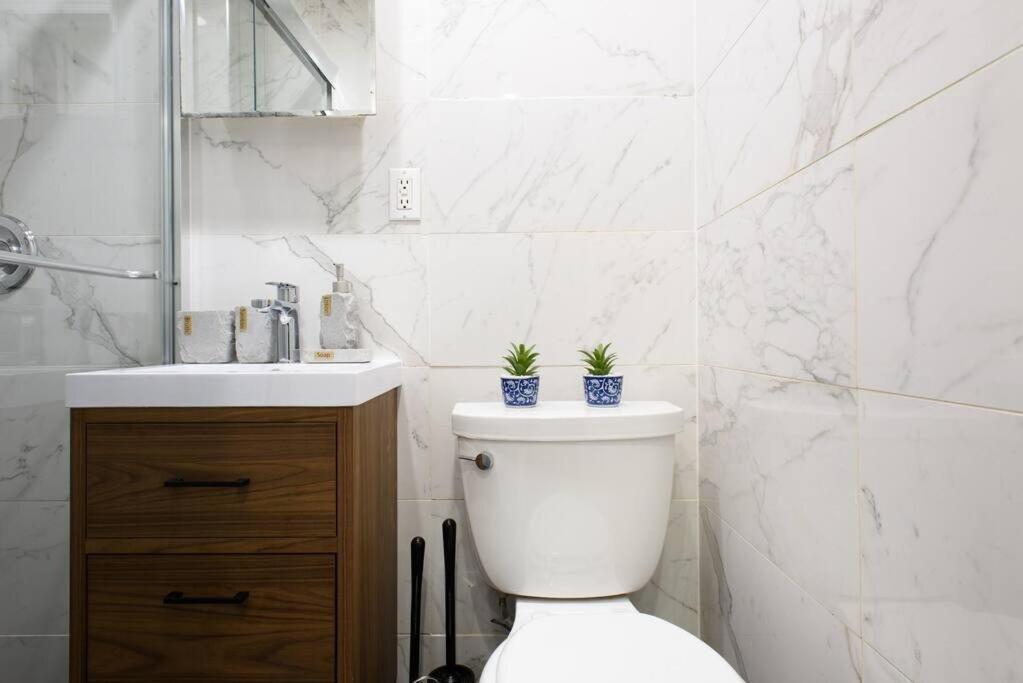 69-2a Retreat Prime Lower East Side 1br *