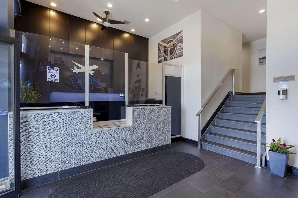 Avion Near Lga Airport, Ascend Collection