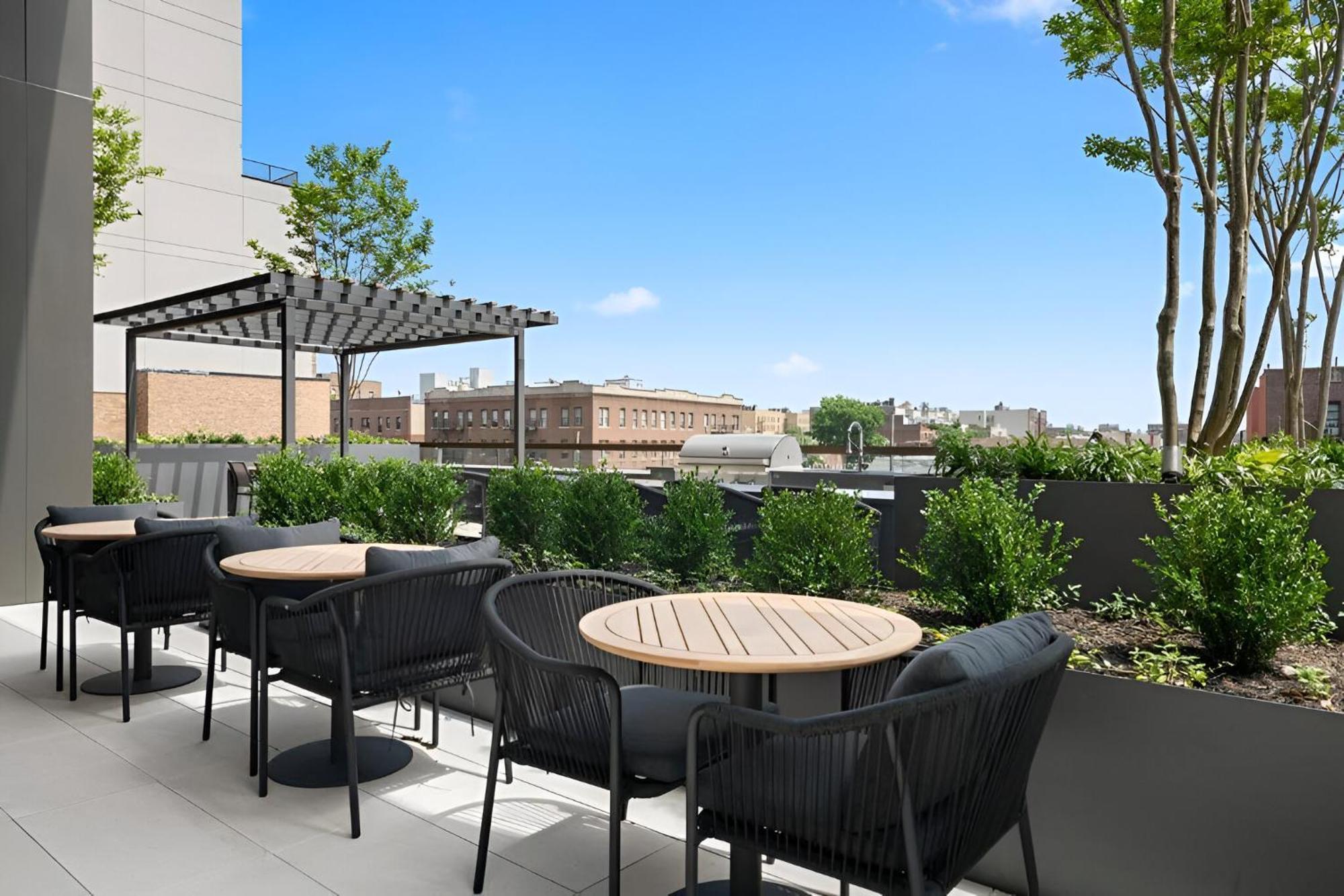 Apartment Posh With Luxe Amenities In Prime Location!