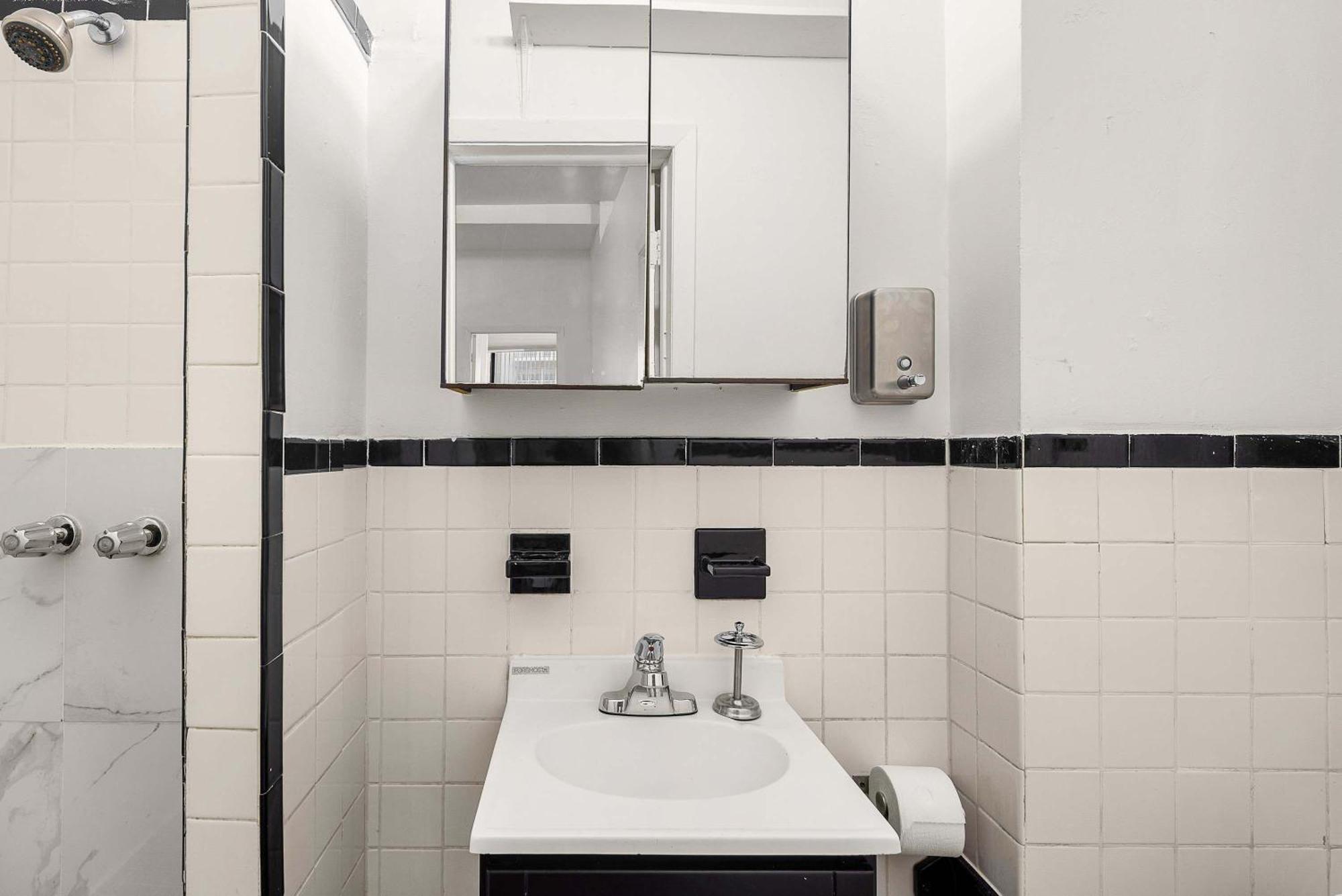 Cozy & Charming 3-bedroom Manhattan Getaway Apartment *