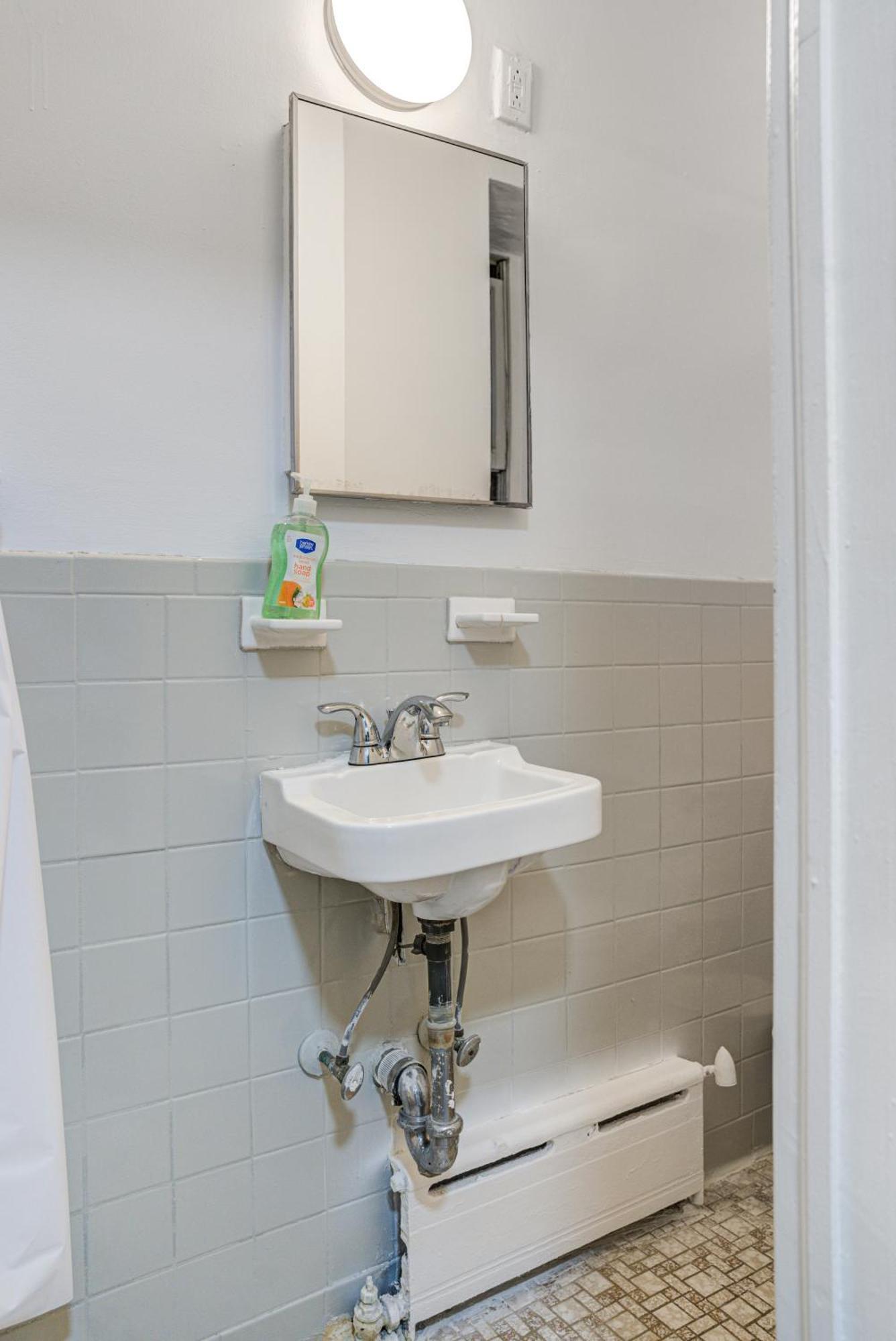3 Bedroom Cozy Unit In Hells Kitchen Apartment