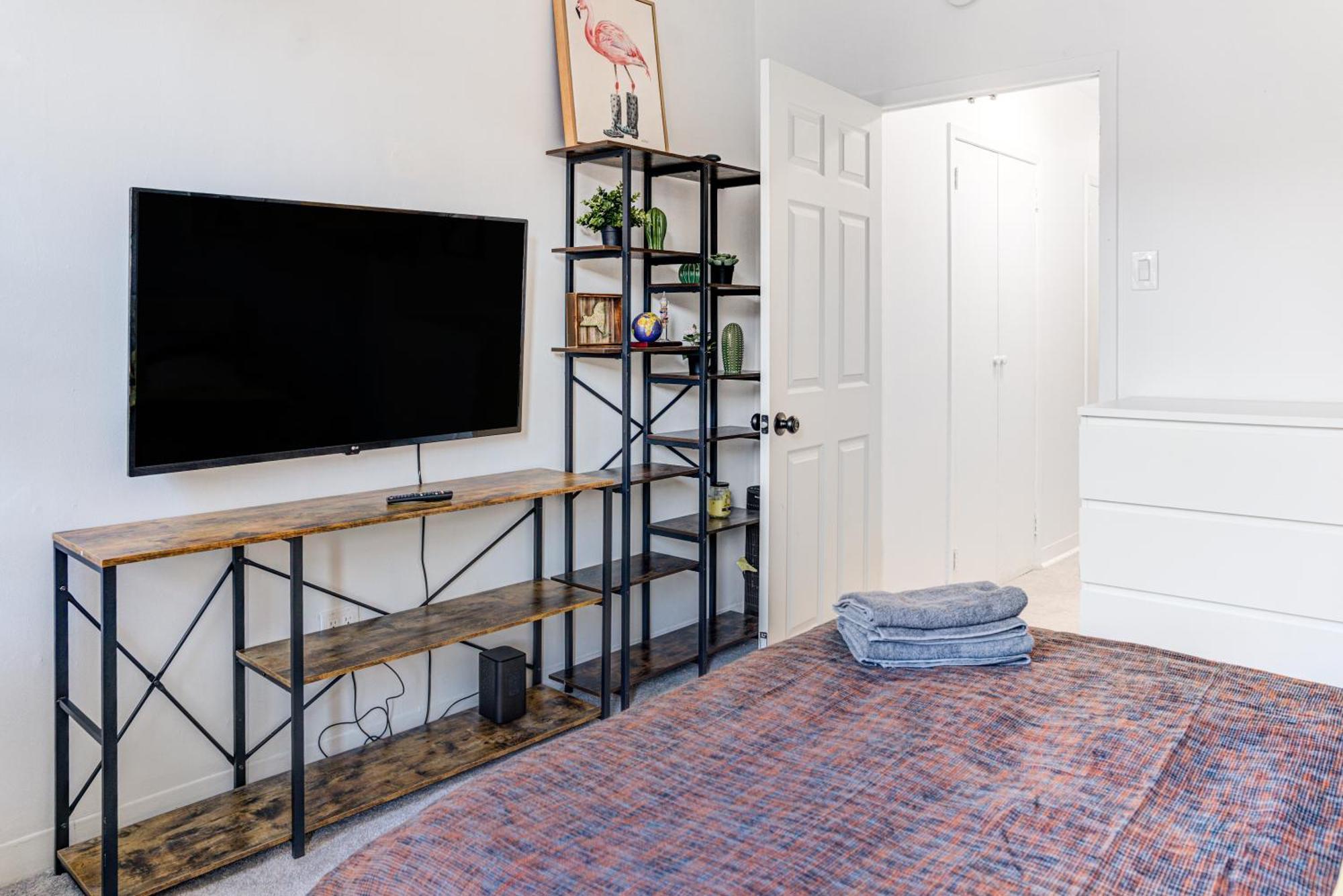 Apartment 3 Bedroom Cozy Unit In Hells Kitchen New York