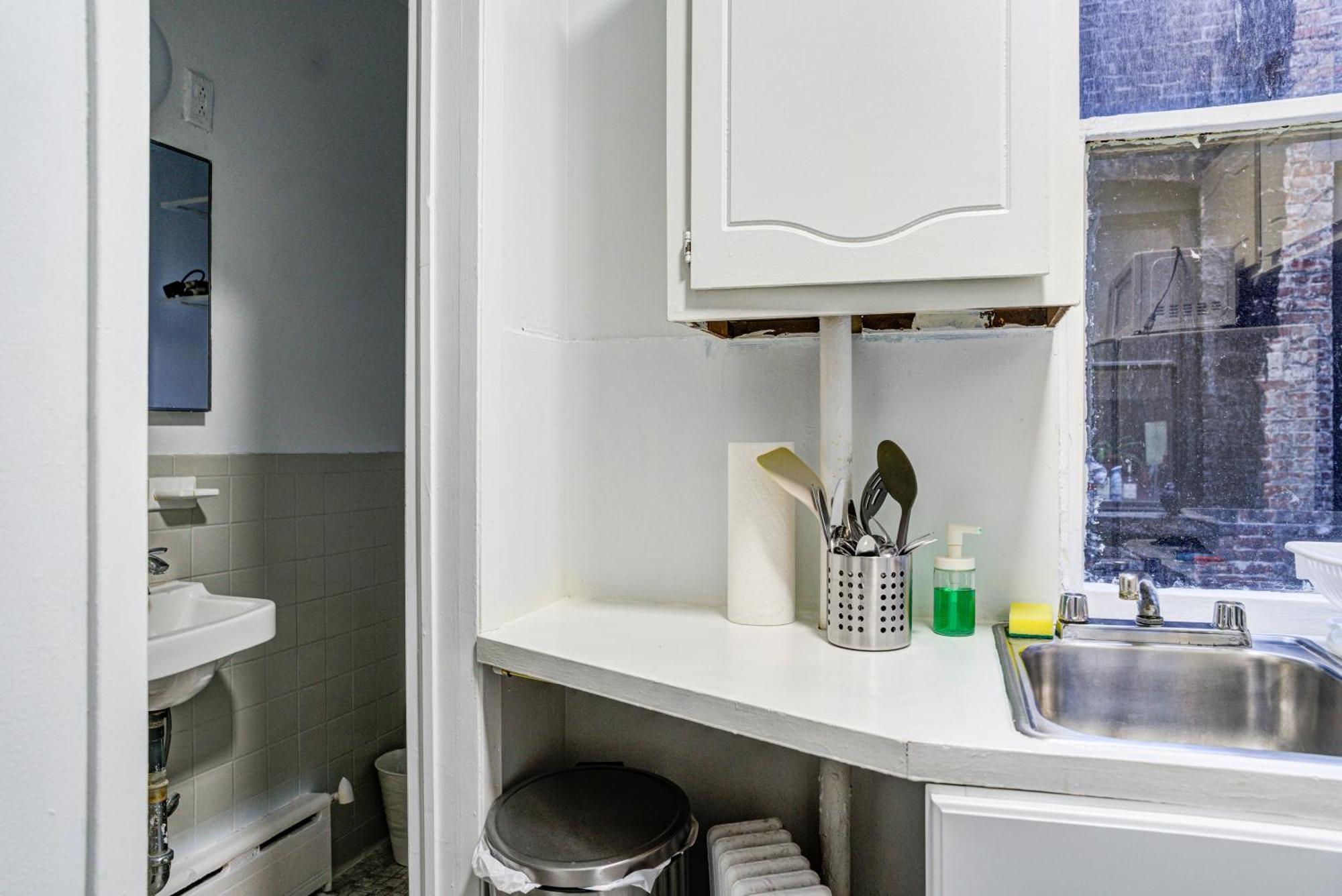 3 Bedroom Cozy Unit In Hells Kitchen *