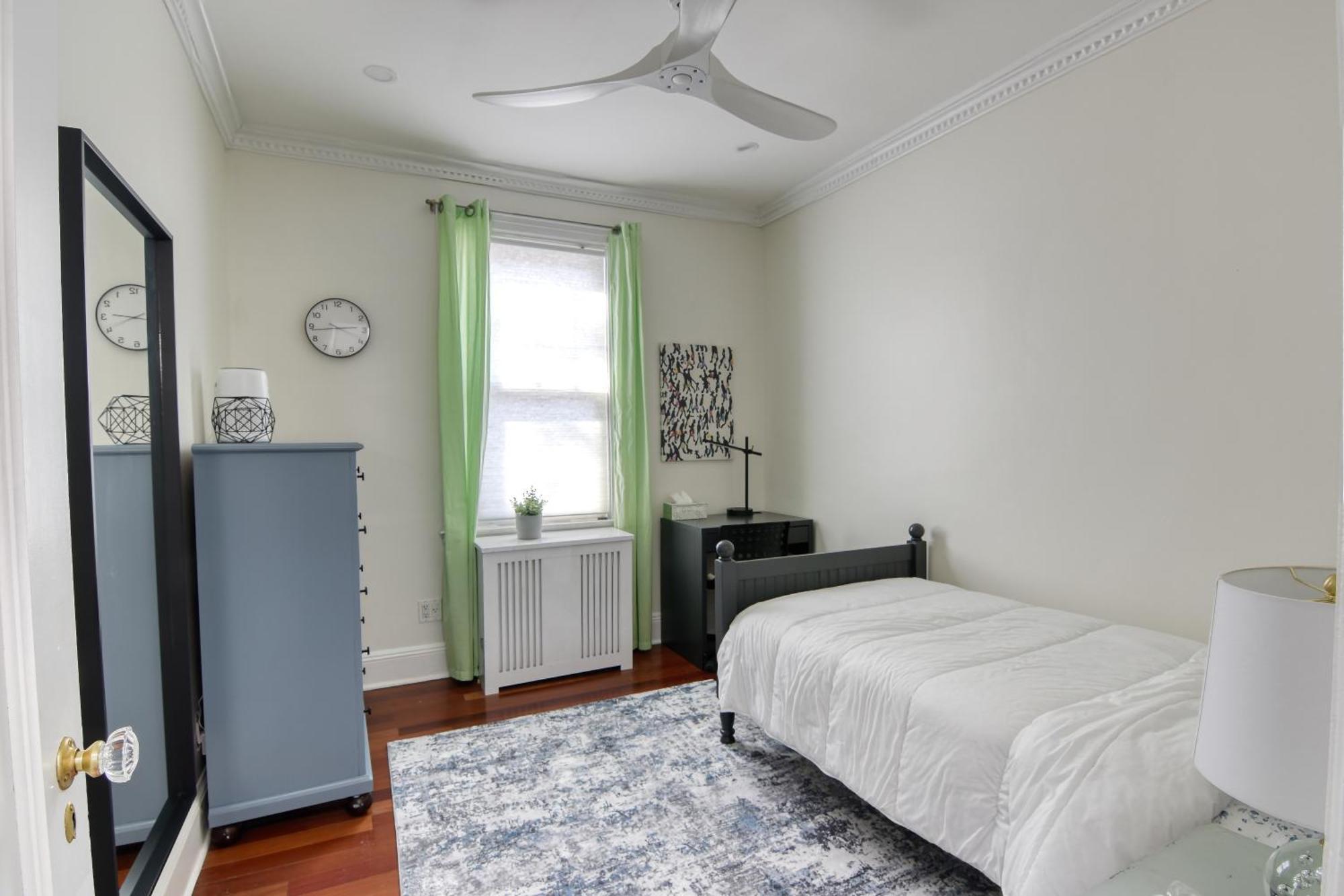 Close To Prospect Park, King Size Beds, 30 Minutes To Times Square, Free Parking *