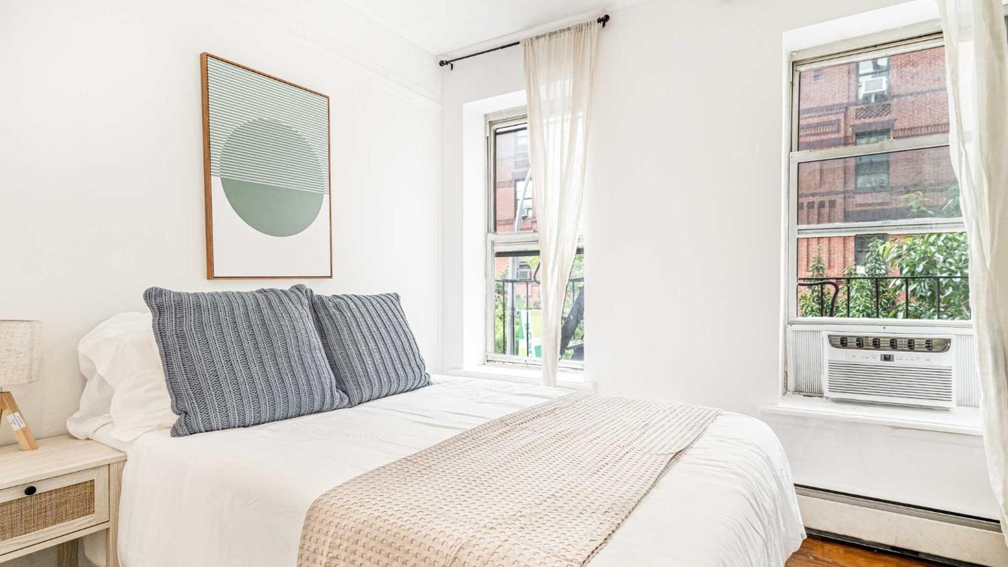 Elegant & Chic 4 Bdr & 1 Bth In Midtown Manhattan Apartment