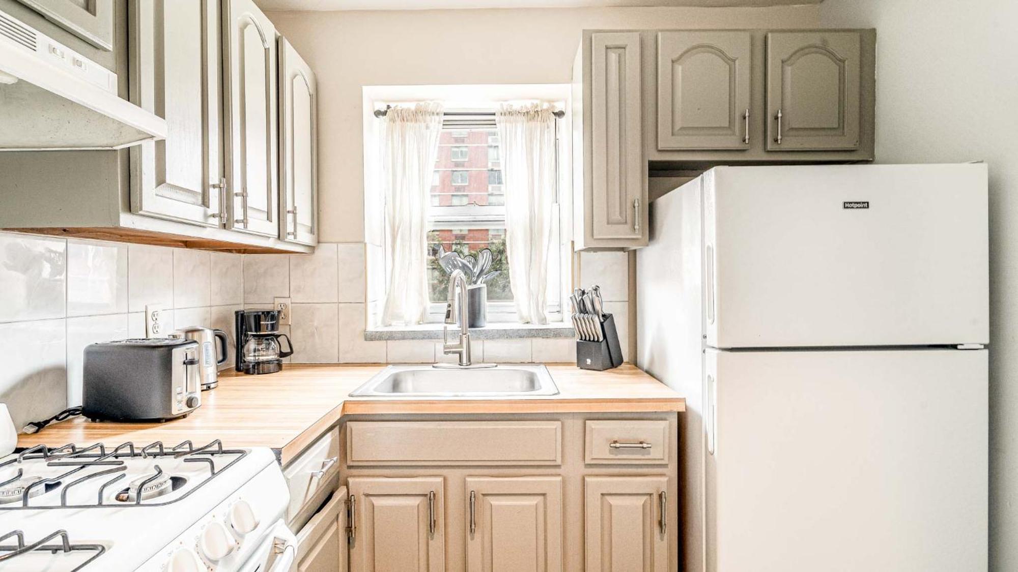Elegant & Chic 4 Bdr & 1 Bth In Midtown Manhattan *