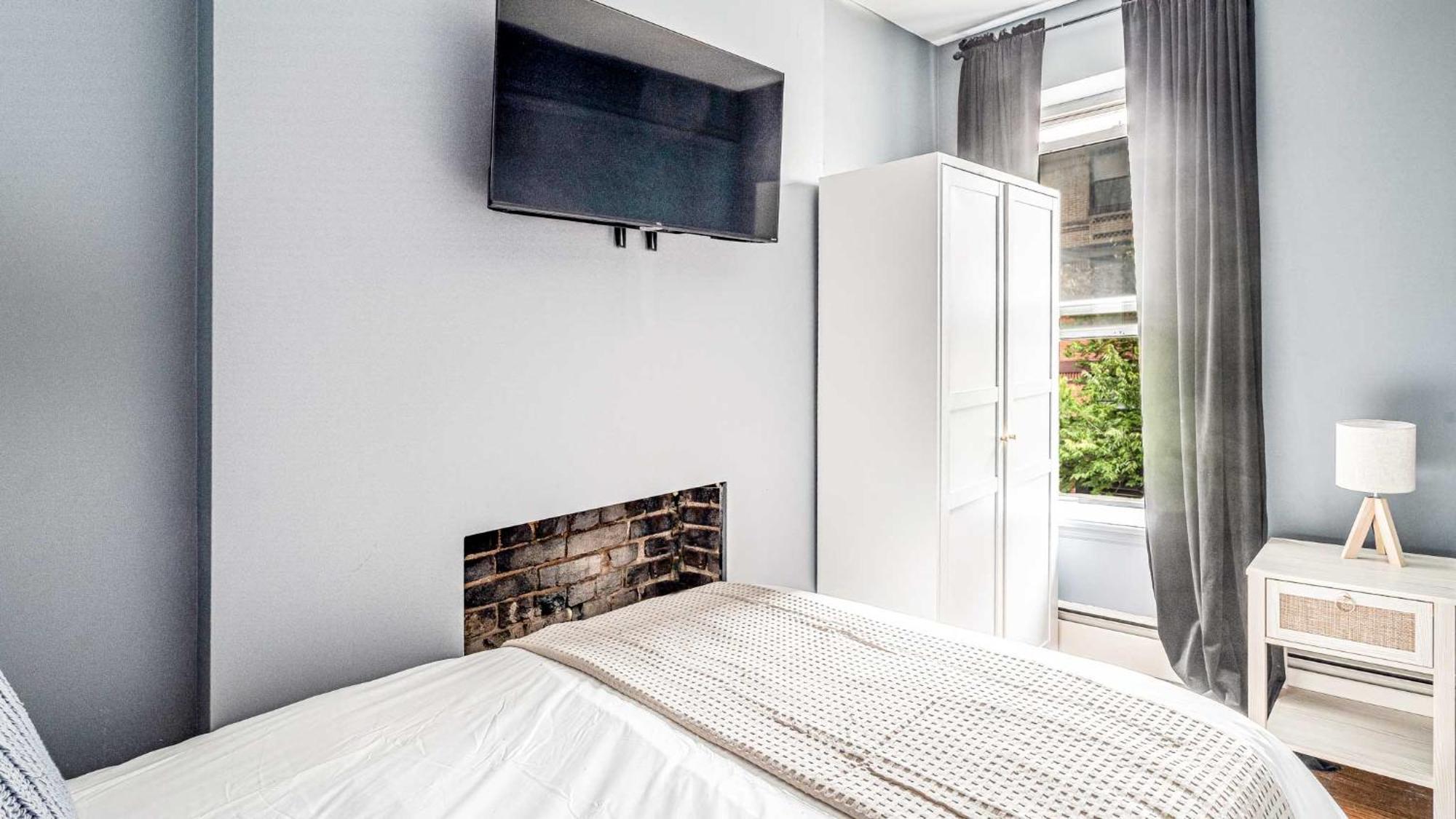 Elegant & Chic 4 Bdr & 1 Bth In Midtown Manhattan Apartment