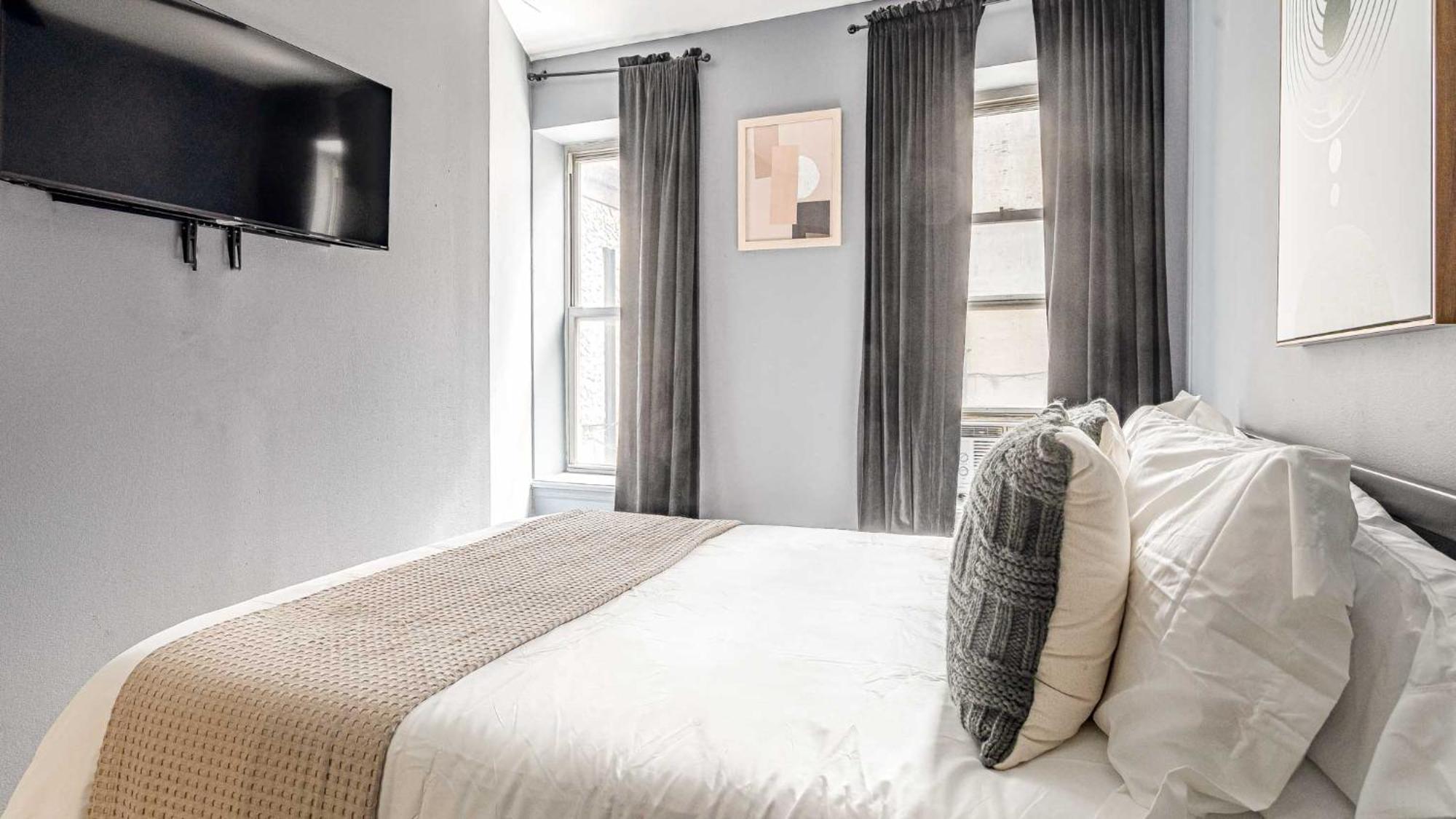 Elegant & Chic 4 Bdr & 1 Bth In Midtown Manhattan *