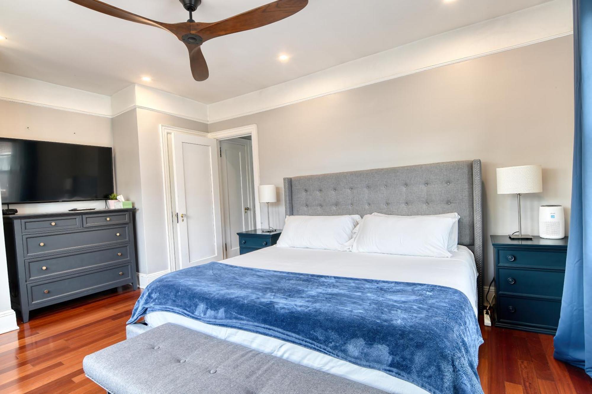 Close To Prospect Park, King Size Beds, 30 Minutes To Times Square, Free Parking *