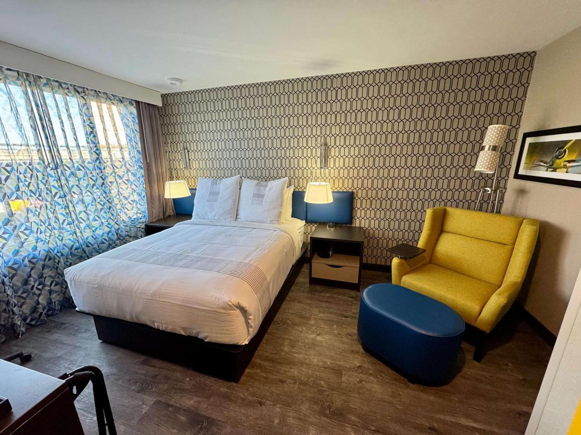 Hotel Glo Western Bronx Nyc New York