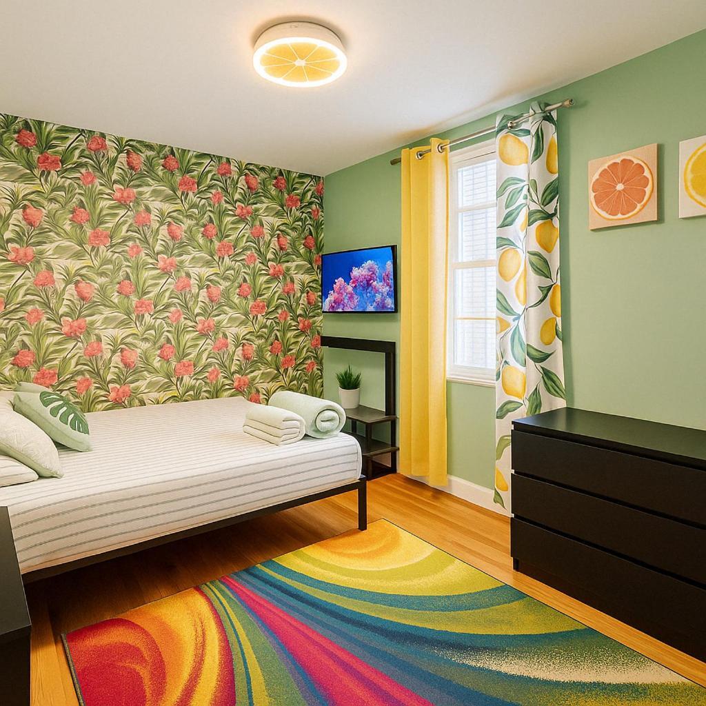 Tropical Comfort Room In Harlem Cozy Stay With Snacks & Style New York