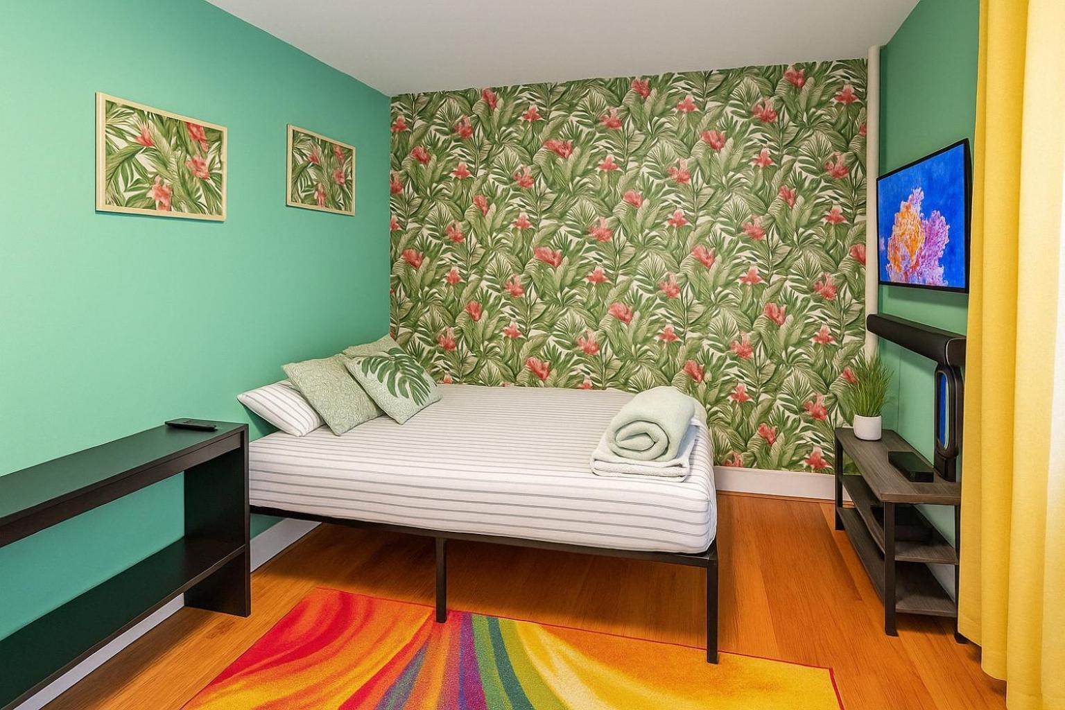 Tropical Comfort Room In Harlem Cozy Stay With Snacks & Style New York