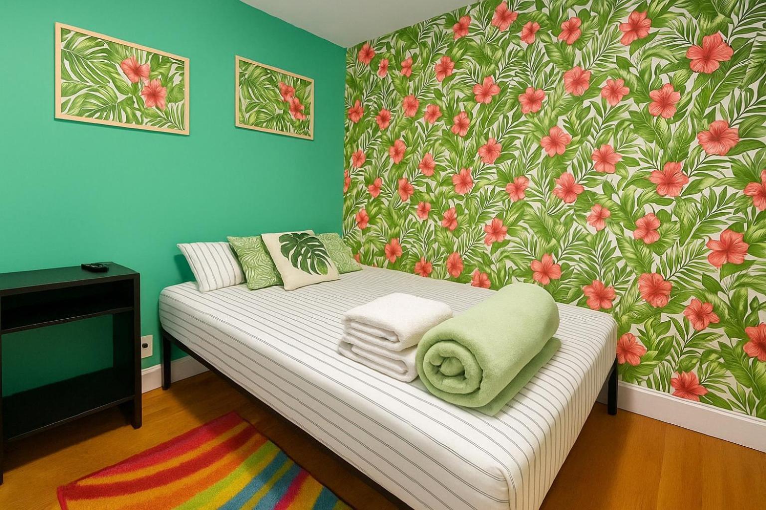 Tropical Comfort Room In Harlem Cozy Stay With Snacks & Style