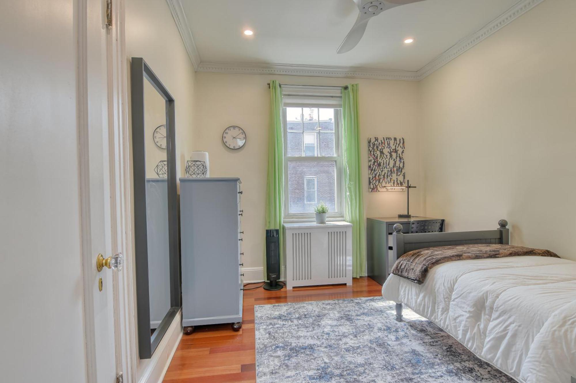 Close To Prospect Park, King Size Beds, 30 Minutes To Times Square, Free Parking Holiday home