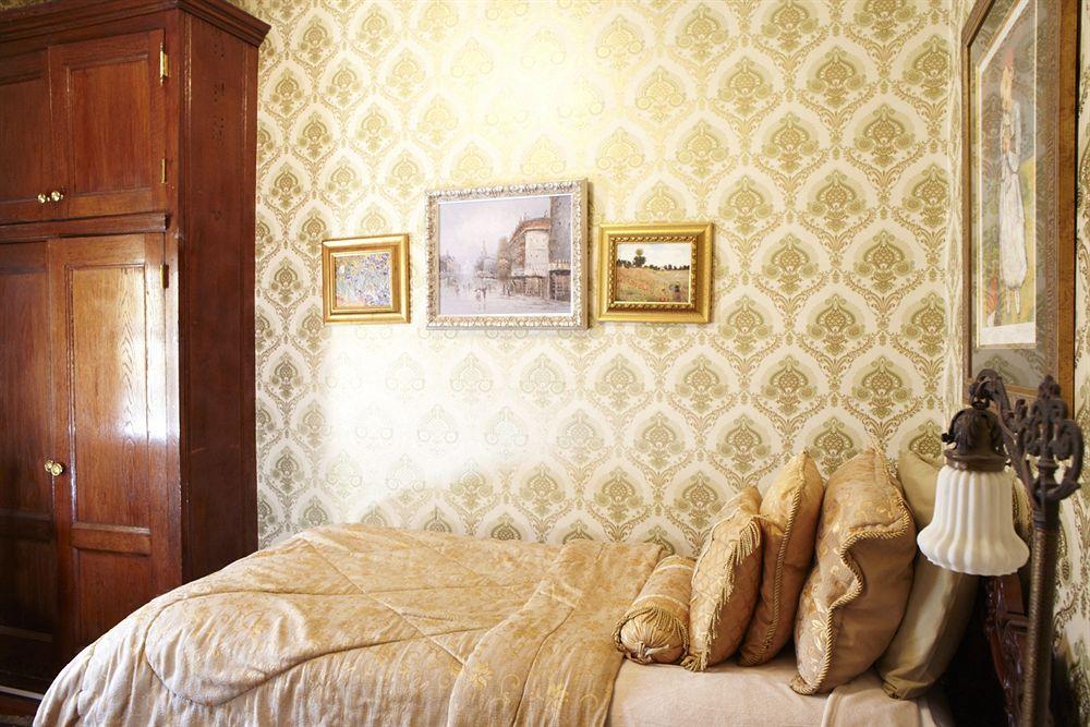The New York Renaissance Home And Guesthouse Hotel