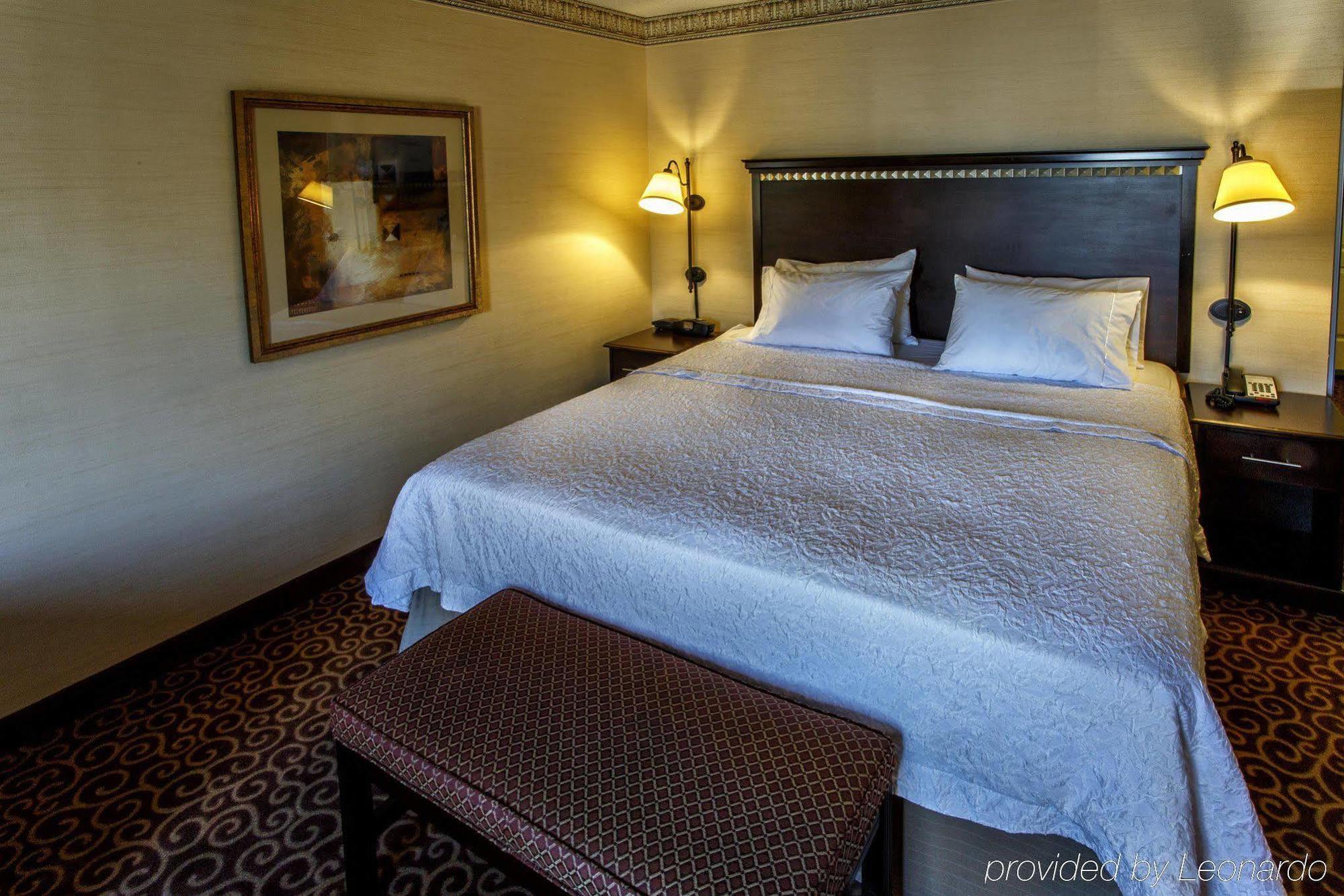 Hampton Inn&suites Staten Island 3*