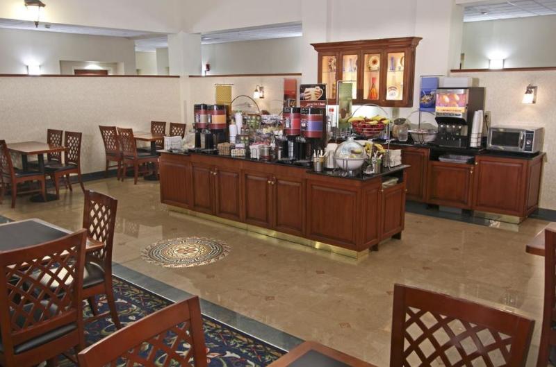 Hampton Inn&suites Staten Island 3*