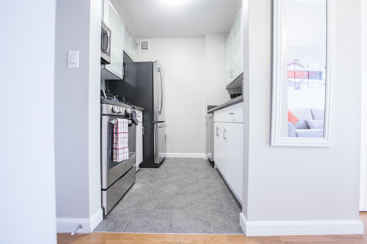 Brand New, Luxury Alcove Studio , Full Service Building Apartment *