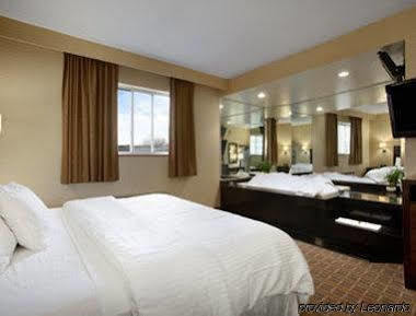 Ramada By Wyndham Bronx 3*