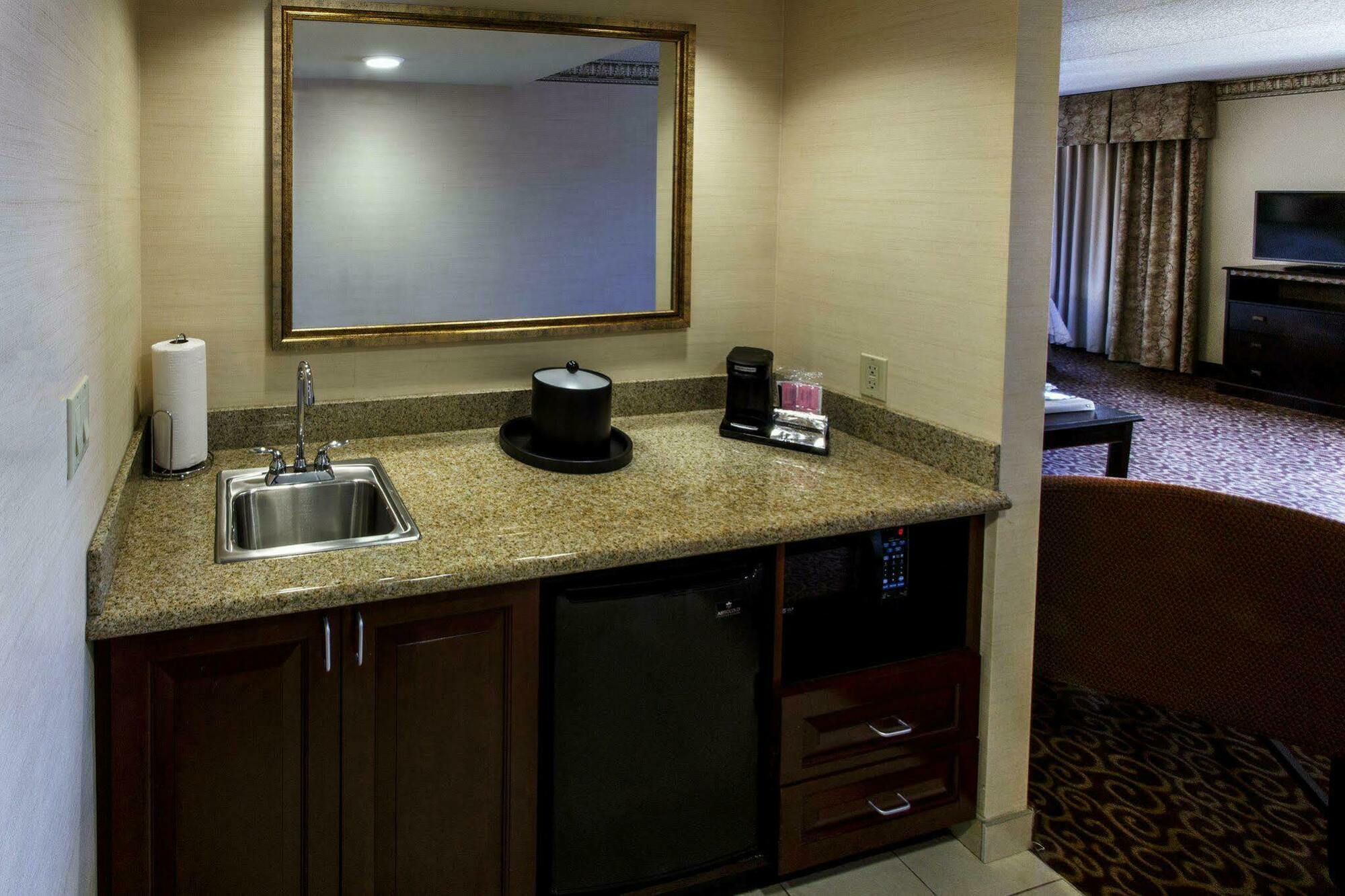 Hampton Inn&suites Staten Island Hotel