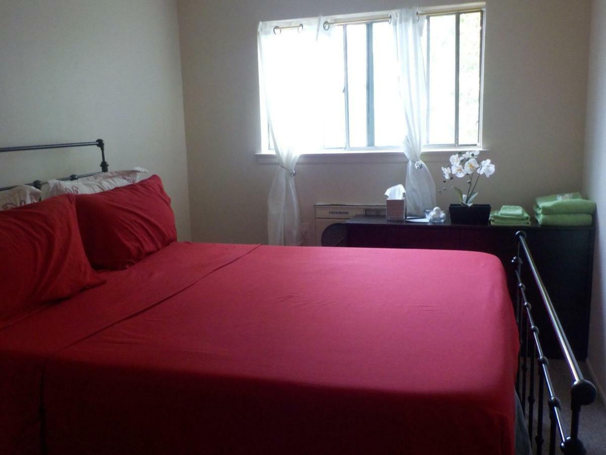 Guest house At The Water's Edge In Canarsie! *